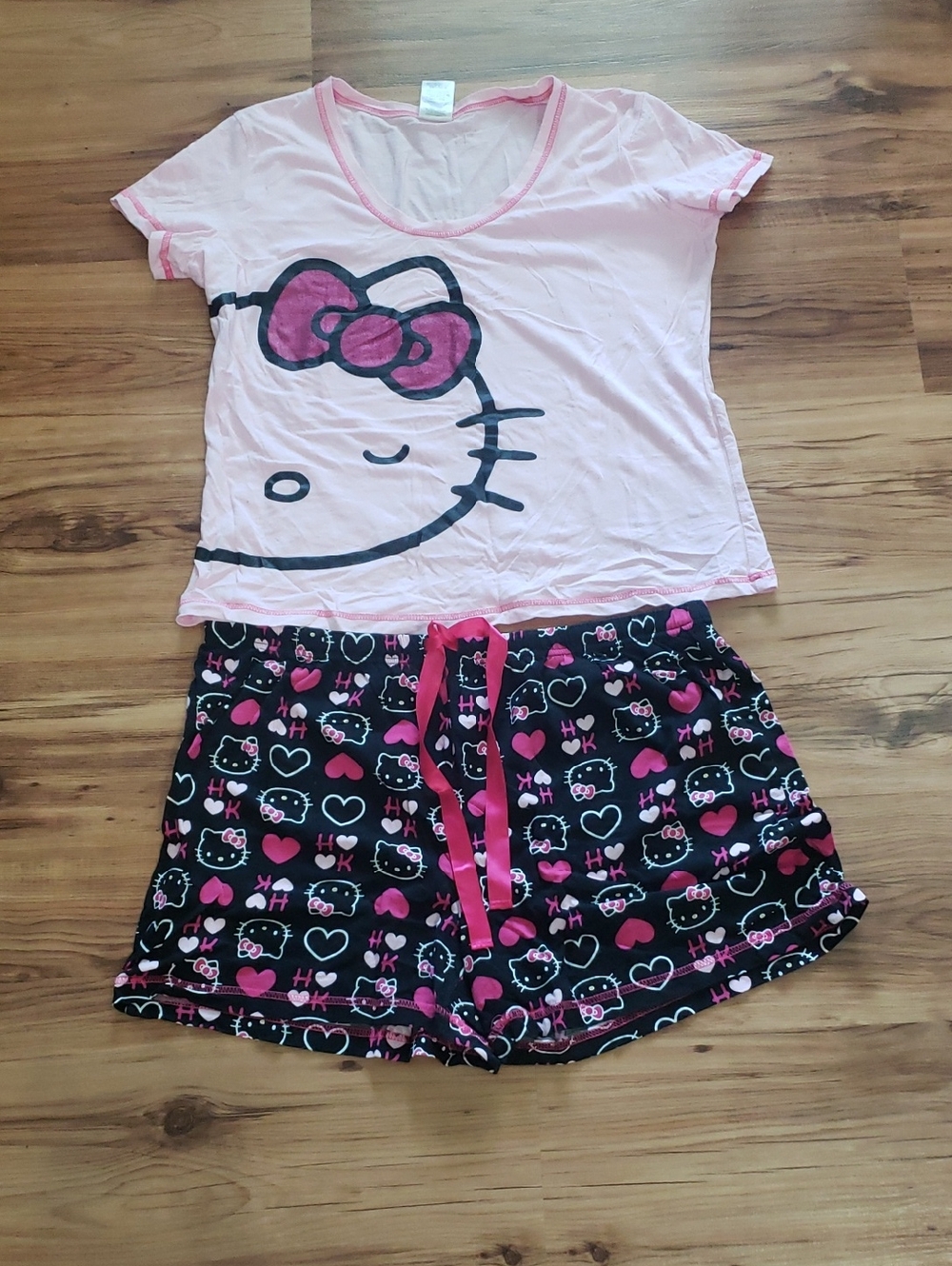 Women's Hello Kitty Pink & Black Heart Print Short Pajama Set Large